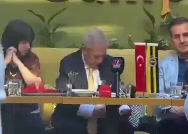 HATA BİR DEĞİL 1. Kaçan şampiyonluklarımızı artık hocalarımız üzerinden okumaktan vazgeçmek lazım. Hocalarımızın büyük çoğunluğu iyi hocalardı ve ellerinden gelenin fazlasını yaptılar. 2. Son dönemlerdeki çoğu hocamızın şampiyonluğu çalınmıştır. Aykut Kocaman'da, İsmail Kartal'da, Mourinho'da, Jesus'da, Tedesco'da şampiyonluğu çalınmış hocalarımızdır. 3. Bunlara çemkirdiğiniz zaman siz YAPI yı aklıyorsunuz. Niyetiniz ne olursa olsun. 4. Son günlerde Aykut Kocaman ve İsmail Kartal'ı tartışmak moda. İki hocaya da ayıp ediliyor. İsmail Kartal'da çok değerli bir hocamızdır, Aykut Hoca'da. 5. Birini savunacağım diye diğerini çöplemek yapıya hizmetin kralıdır. 6. Bu görüntülerde İsmail Kartal hocamızdan bahsedilirken gülünüyor. 7. Murat Zorlu'nun Sports Digital'in de hocamıza Kaloriferci denilmişti. O yüzden Murat Zorlu'nun yol arkadaşlarının gülmesi normaldir. Fenerbahçe'nin YDK da oyuncusunu çöpleyen başkan adayının hoca ya hakaret ettiren yorumcusu olur! 8. Siz, İsmail Kartal hocamıza gülerseniz, başkaları da Aykut Kocaman hocamızda gülünecek şeyler bulur. Bu Fenerbahçe'ye kötülüktür. 9. Defalarca yazdık söyledik. Çocukların bu işe katmak doğru değil. Bundan ebeveynler sorumludur. 10. Burada 13 yaşındaki çocuğun yıllarını Fenerbahçe'ye vermiş İsmail Kartal hocamıza gülmesini herkes velisinden bilir. 11. Ayıp, ayıp. Ama, Aziz Yıldırım'a yakışıyor! Tam üstüne oturuyor.