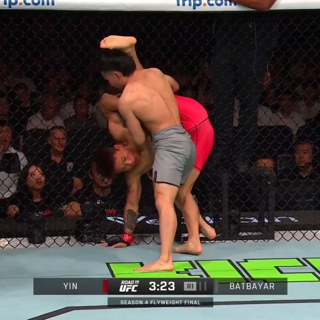 What a shotttttt A knee leads to the TKO #RTU5