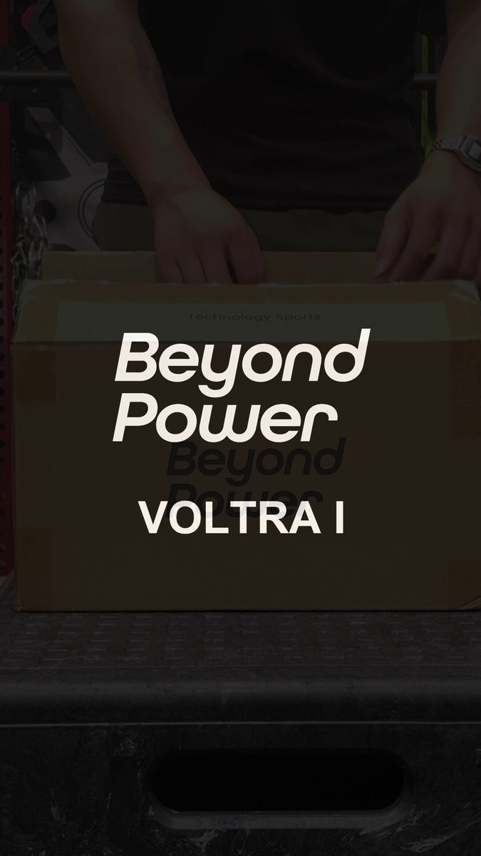 先日販売開始した、電子制御ケーブルトレーニングデバイス「VOLTRA I」を開封しました。 想像以上にコンパクト。 しかし、そのサイズからは想像できないほどの機能が詰め込まれています。 本当にこれ1台でトレーニング環境が変わるのか。 今後、実際の使用動画やブログも順次公開予定です。 ぜひお楽しみに。