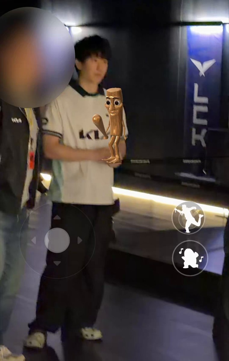 원격으로라도 한대만쳐보자, 햇는데 도망가셔서 쫓아가면서 허망하게 존나휘둘름.. #어케알앗지