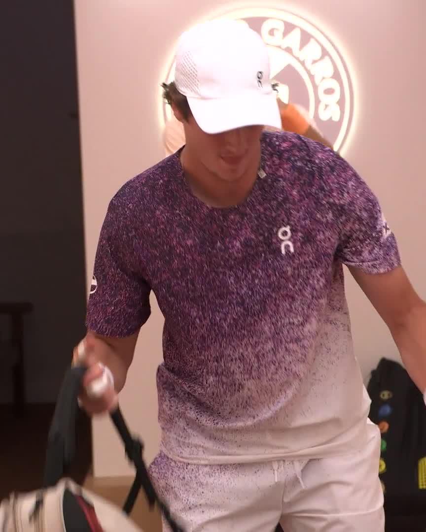 📊 Novak Djokovic 🇷🇸 a désormais affronté sur le circuit principal des joueurs nés de 1972 à 2006 ! 33 ans 8 mois et 12 jours séparent ces deux "extrémités" : 🇫🇷 Fabrice Santoro (né le 9 décembre 1972) 🇧🇷 Joao Fonseca (né le 21 août 2006)