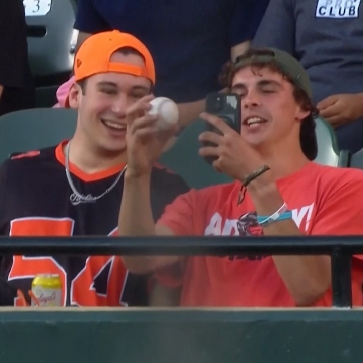 DEBEN FIRMAR A ESE MUCHACHO !! Un aficionado de los Orioles tomó dos pelotas en el mismo juego !!! Puede que sea un buen jardinero 😂