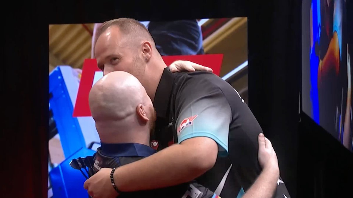127 AND GAME! Justin Hood delivers a stellar performance to defeat Max Hopp 6-4, averaging over 103 to pick up his second-career win on the European Tour! 📺 #ET8