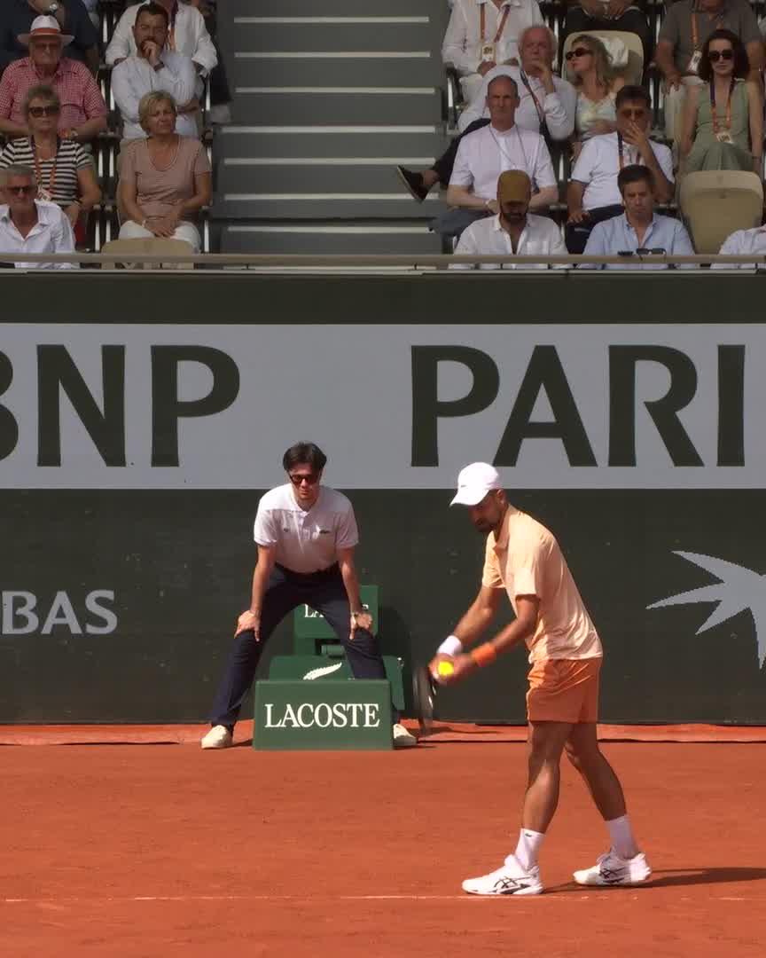 João Fonseca’s reaction after breaking serve against Novak Djokovic at Roland Garros. Fantastic defense from the 19 year old. Listen to the noise from the crowd. Fired up. 🇧🇷😤