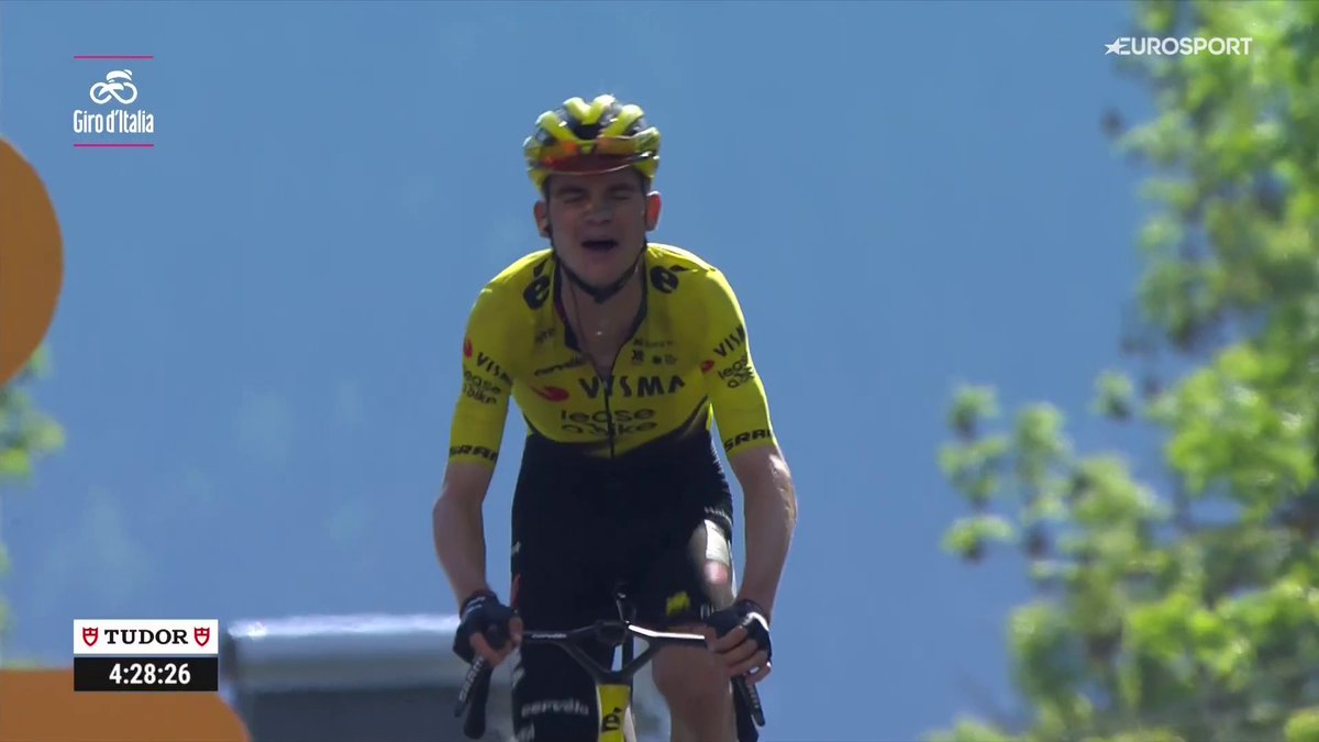 De esos tipos que se lo merece todo. Ha vuelto el mejor Sepp Kuss, el que es gregario y ganador. Etapa reina del #GiroDItalia y victoria en las tres grandes vueltas. Una de esas victorias que alegran a todos. Vingegaard ya tiene el Giro en el bolsillo.