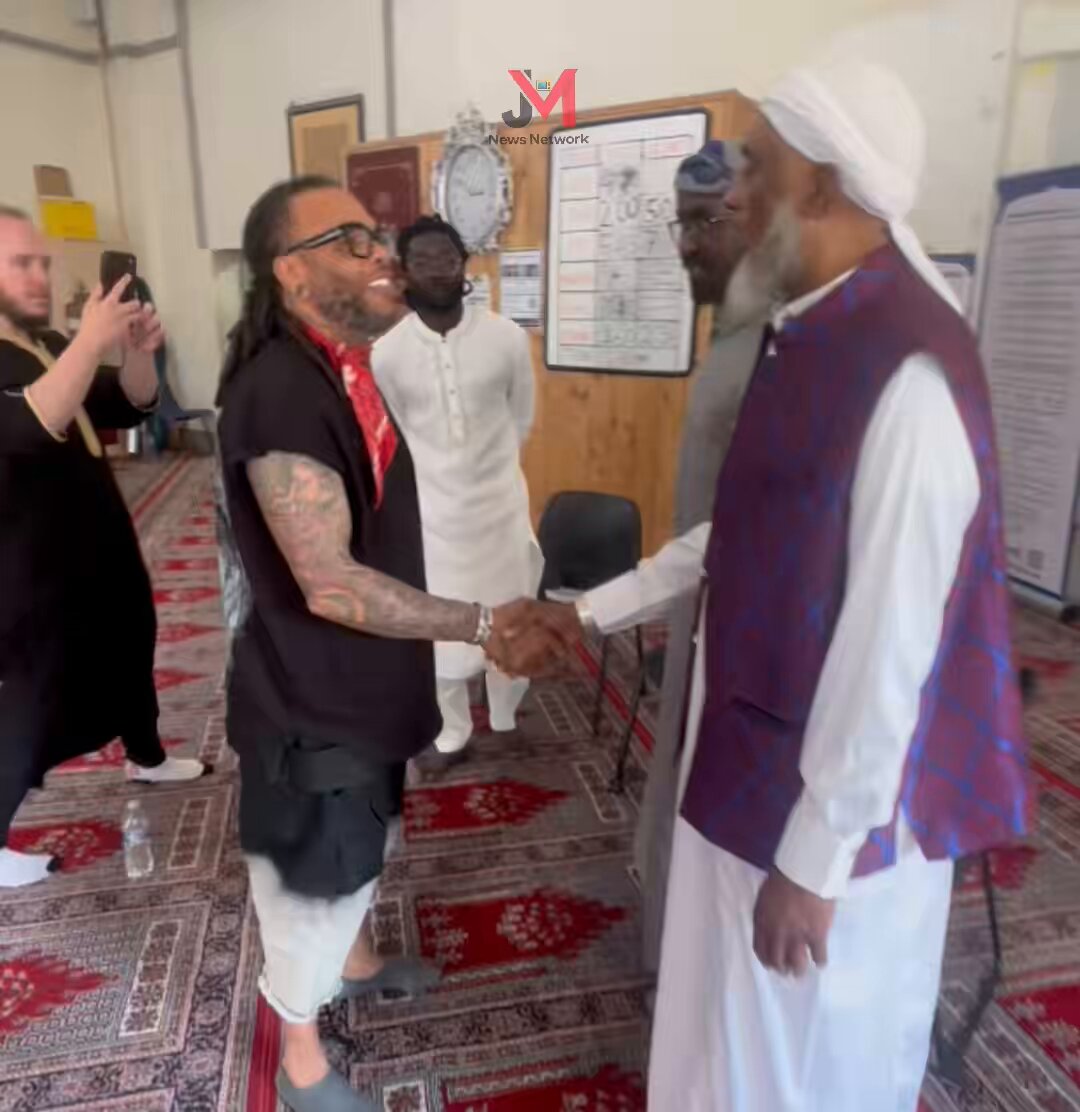 A British man who attended the mosque during Eid prayers asked to embrace Islam. Here’s how it went. ☪️🇬🇧😍