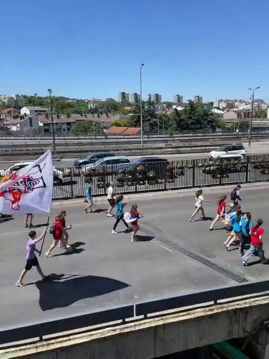 Maturanti osnovne škole Veselin Masleša sa Voždovca, Beograd nose nedavačku zastavu "Nema predaje". Evo kako izgleda negativan uticaj Kontrolisanog Vladimira Vladimir Štimac na omladinu! Ljudi, pričajete sa svojom decom, ne dozvolite da im Udbaški igrači budu idoli. Odosmo smi u tri lepe pi*ke materine, ako na vlast dođu Štimac i slični kleronacionalisti.