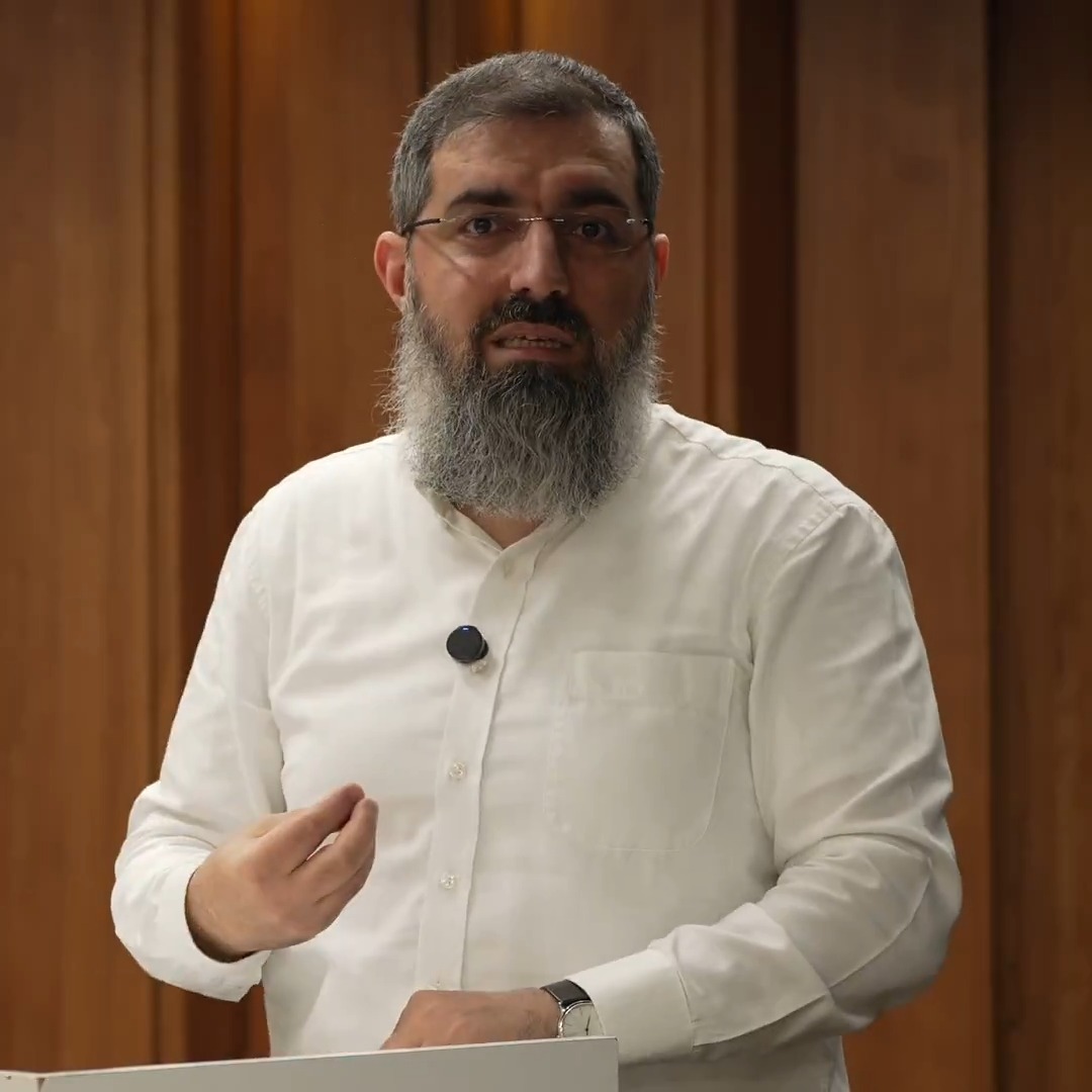 Kıyafetine Bile Karışan İslam, Siyasete Karışmaz mı?