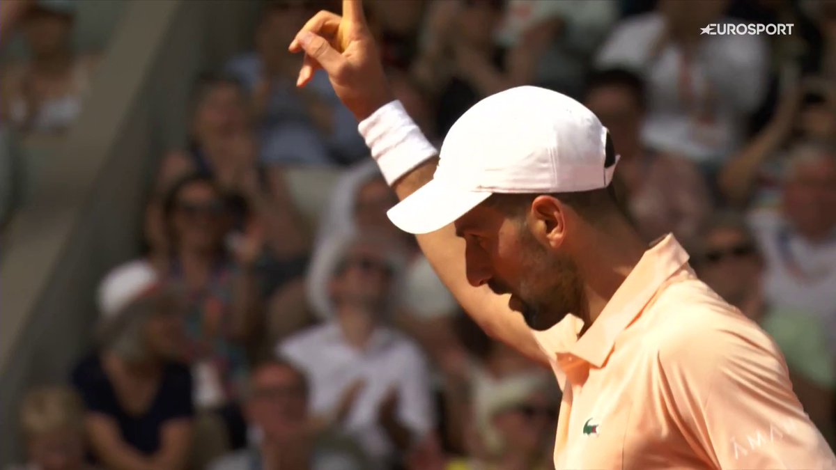 Prima lo chiama a rete, poi si mangia Fonseca in una gara di riflessi. Questo è Novak Djokovic… a 39 anni 👀🇷🇸 #Tennis #RolandGarros #Djokovic