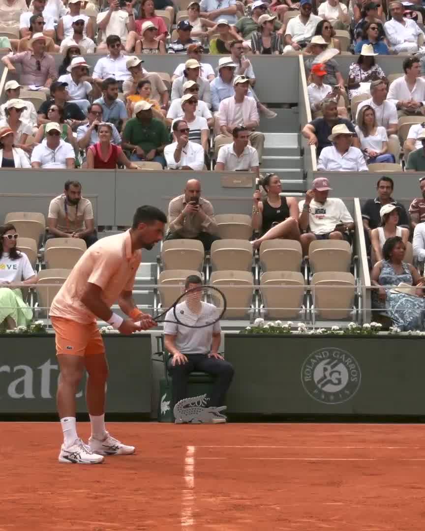 João Fonseca wins an AMAZING POINT against Novak Djokovic at Roland Garros. The power. The movement. The lob. What a talent. 🇧🇷🤯