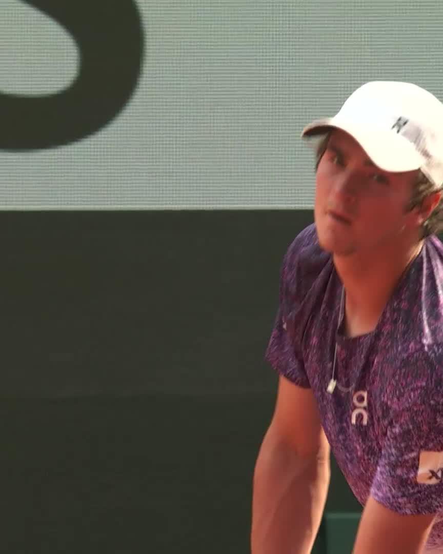 Fonseca strikes back, we're off to a fourth set ๐ #RolandGarros