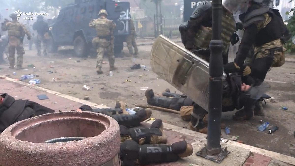 3 years ago today, Vucic-backed mobs attacked NATO troops in northern Kosovo. They used at least 56 explosive devices, injuring 93 soldiers, including 7 Americans. Two Hungarian soldiers suffered life-altering injuries.