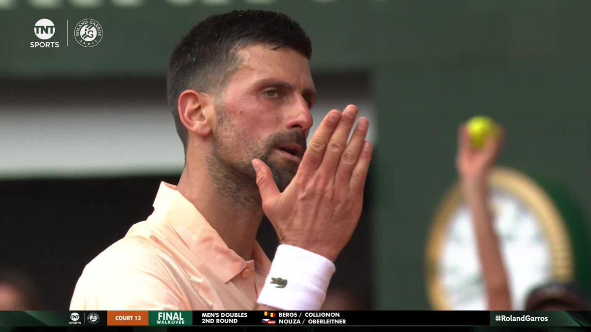 Djokovic blew a kiss to a fan after this nasty drop shot 😘 #RolandGarros "Is that a thank you kiss or a despite you kiss?" 😂