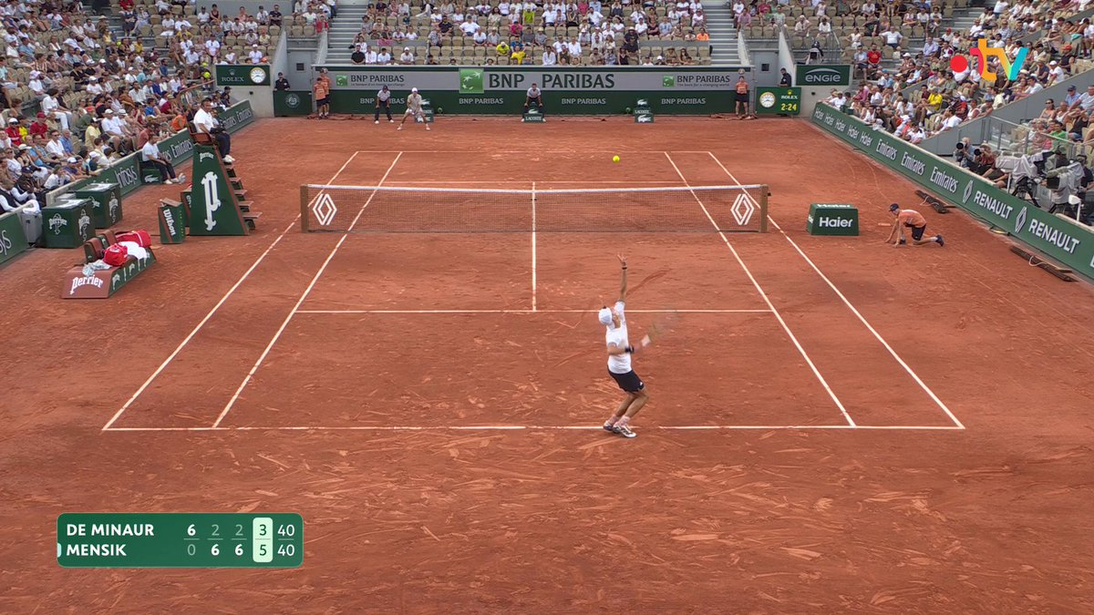 📊 Pour la première fois depuis 6 ans, un joueur a remporté un match en Grand Chelem après avoir encaissé un 6/0 au premier set : ▪️ RG 2020 : Giustino b. Moutet ↪️ 0/6 7/6 7/6 2/6 18/16 ▪️ RG 2026 : Mensik b. De Minaur ↪️ 0/6 6/2 6/2 6/3