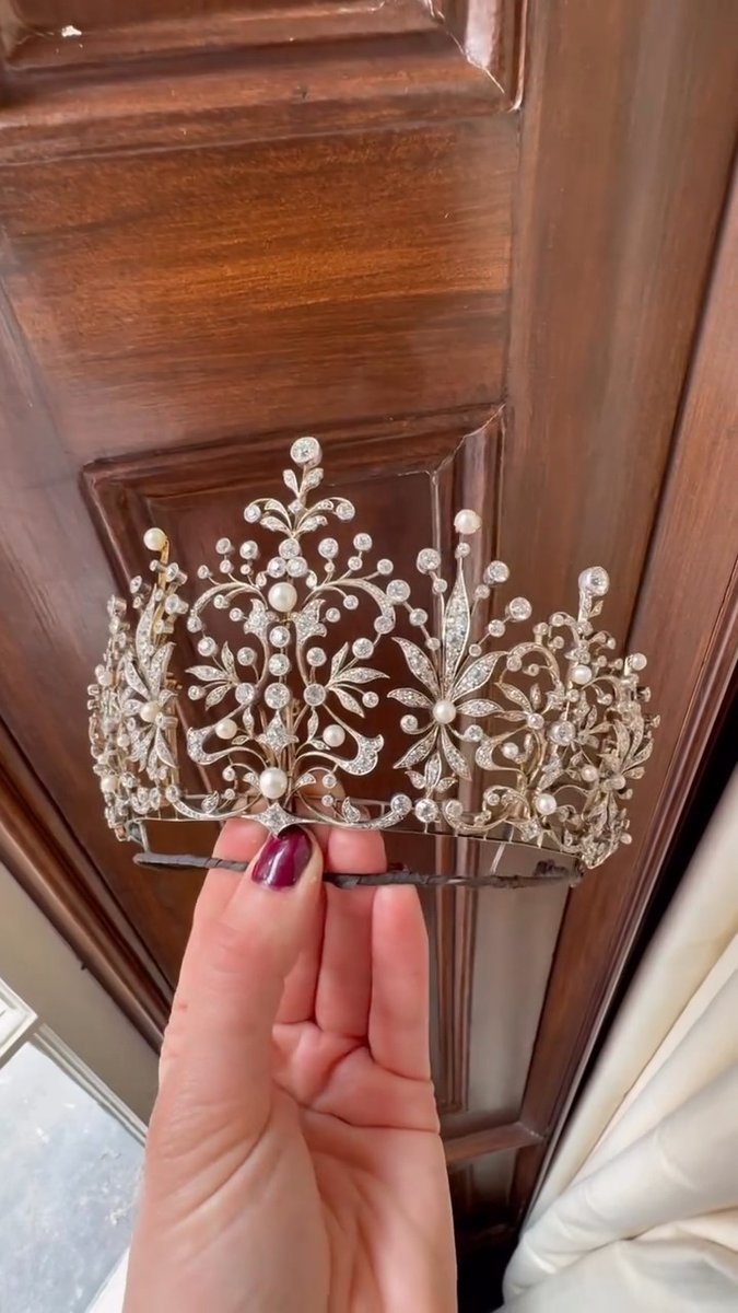 Now on view at #SothebysLondon, this remarkable diamond tiara is a masterclass in antique design. Commissioned in 1910, it beautifully features an openwork foliate spray design with knife wire detailing, set with pearls and old brilliant-and rose cut diamonds. Never before seen on the market, it can be worn as a delicate headpiece or a statement necklace—the choice is yours. Discover this and more in the Fine Jewelry online sale until 3 June >>