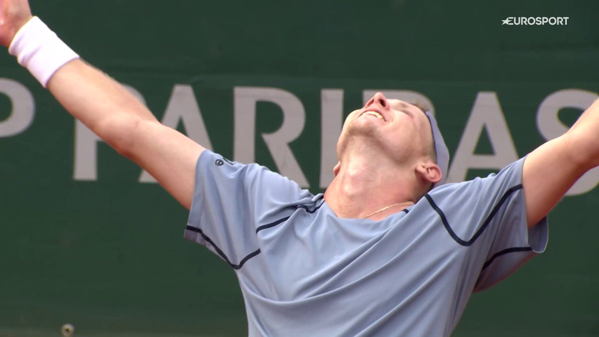 🎾🇫🇷 | Jesper de Jong doet het! Wat in vier sets niet lukt, krijgt hij wel voor elkaar via een vijfsetter. De lucky loser verslaat Khachanov onderweg naar de vierde ronde!. 🙌🇳🇱 #RolandGarros Grand Slam tennis 👀 HBO Max