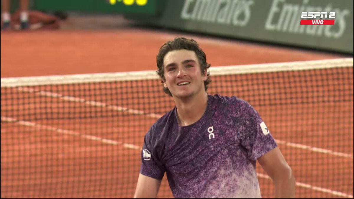 Señoras y señores, João Fonseca 🇧🇷 acaba de eliminar a Novak Djokovic 🇷🇸 en Roland Garros: lo tachó 4-6, 4-6, 6-3, 7-5 y 7-5 ¿Qué significa aparte del triunfo más grande de su carrera (tiene 19 años)? Que habrá nuevo campeón de Grand Slam.