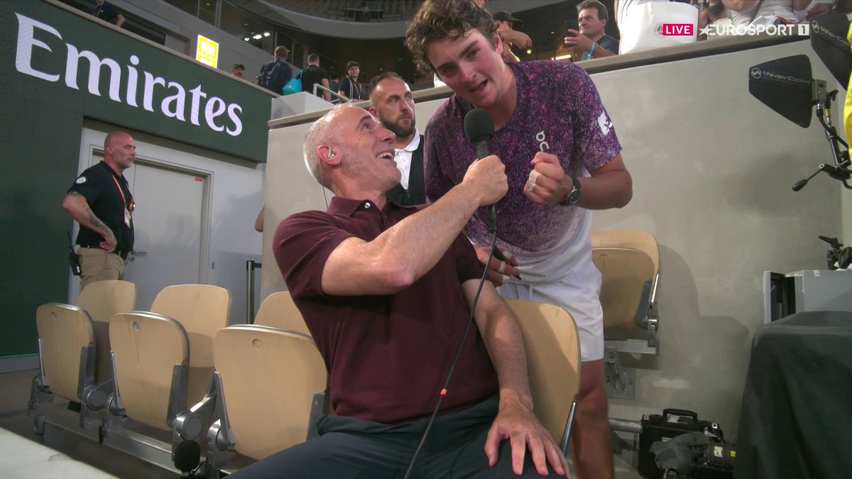 "Vamos España, arriba" 😍 El momentazo de Alex Corretja y Joao Fonseca en directo en Pasando Bolas. #RolandGarros