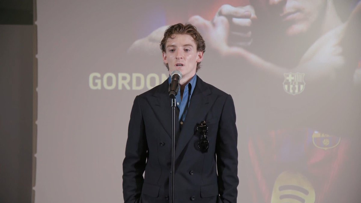 Anthony Gordon speaking in Spanish at his Barcelona unveiling after making the move from Newcastle 🇪🇸