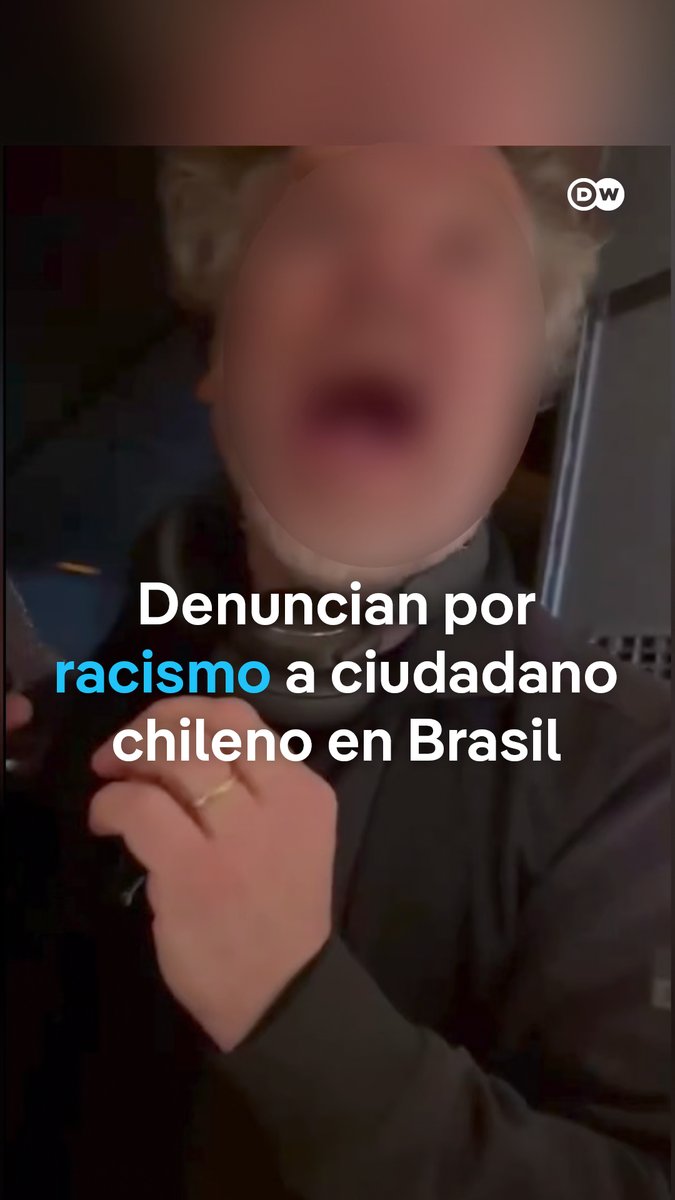 Chileno detenido en Brasil por insultos racistas y homófobos podría enfrentar más de cinco años de cárcel Un alto ejecutivo de una empresa chilena profirió graves insultos contra un tripulante brasileño durante un vuelo de la aerolínea Latam. Su defensa alega un brote psicótico, mientras que la justicia brasileña evalúa cargos que podrían superar los cinco años de cárcel. El caso se suma al de otros tres extranjeros detenidos por incidentes similares. En 2023, Brasil endureció las penas contra la discriminación racial.