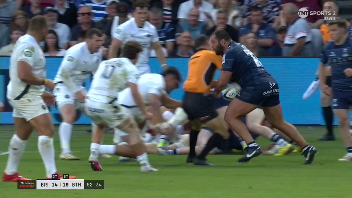 Do not get in the way of a baby rhino on the charge 😅 Referee Karl Dickson learns the hard way 🦏 Ellis Genge sees the funny side!