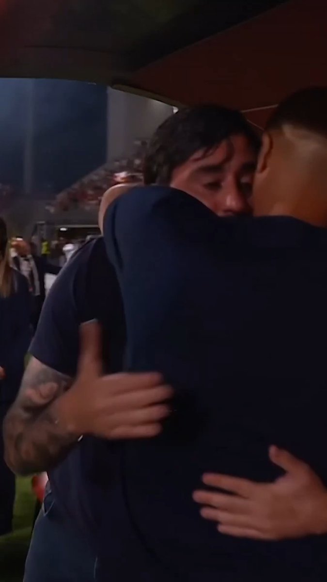 Fischio finale e 𝐌𝐨𝐧𝐳𝐚 𝐩𝐫𝐨𝐦𝐨𝐬𝐬𝐨 in Serie 🅰️ Il primo pensiero di Bianco: 𝗮𝗯𝗯𝗿𝗮𝗰𝗰𝗶𝗮𝗿𝗲 Aquilani in lacrime 🫂 Un gesto bellissimo 👏❤️ #MonzaCatanzaro #SerieBKT #DAZN