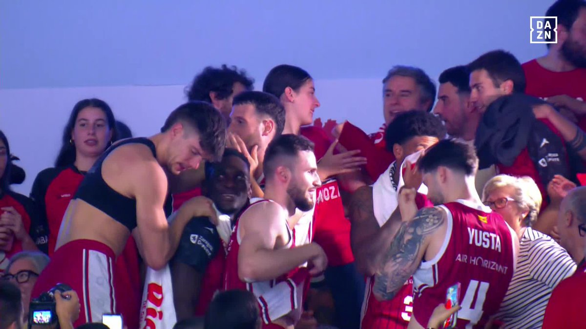 El abrazo con una gente, la de Zaragoza, que este año ha sufrido muuuucho ❤️ ES EL GUION SOÑADO PARA UNA SALVACIÓN PERFECTA ✨ Un partido mágico que Casademont Zaragoza recordará toda la vida 🥹 Casademont Zaragoza #LigaEndesaxDAZN 🏀