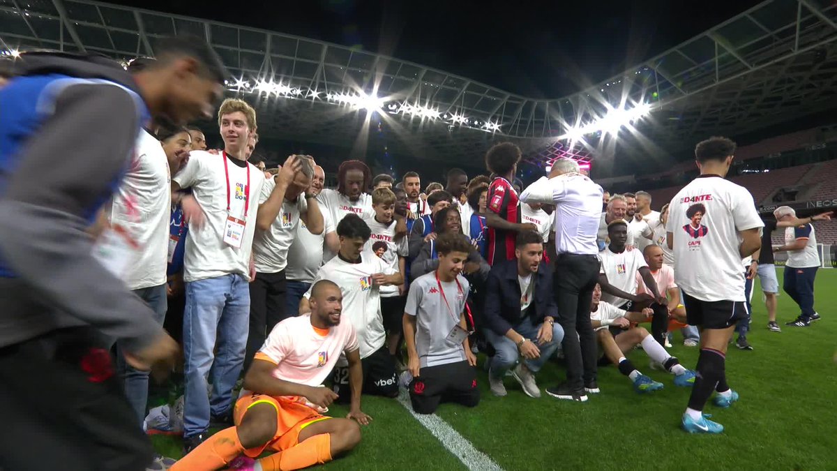 Tout un club célèbre Dante, la légende ❤️🖤 #OGCNASSE