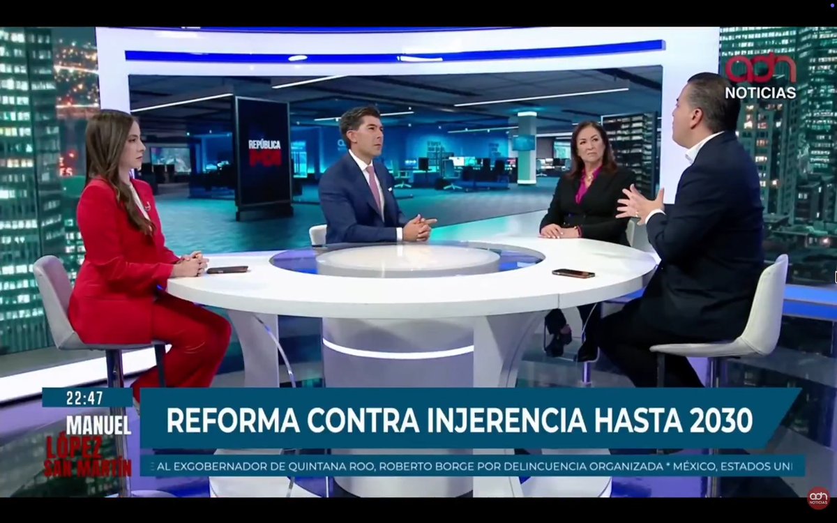 Morena está en crisis y cometiendo error tras error por la acusación de narco gobierno. Quieren igualar el tema de Chihuahua con el de Sinaloa, pero ¿en qué planeta es lo mismo combatir al crimen con unirte con el narco? La ciudadanía ya se dio cuenta, por eso están cayendo en las encuestas ¿y qué hacen? Simular y dar impunidad. Metan a la cárcel a los políticos corruptos! Comentario en #RepúblicaMx con Manuel Lopez San Martin adn Noticias