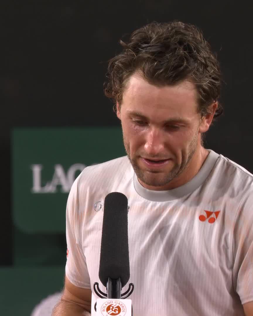 Casper Ruud wins a grueling 5-hour match at a Roland Garros and turns into a meteorologist: "I'm used to -30° not +30° in Norway" Gotta love him. 😂😂😂😂