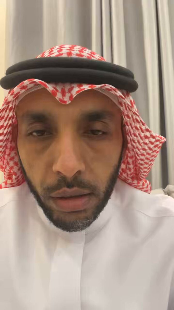 أَطَلَّ عِيدُكَ يَزْهُو عَاطِرَ السُّحُبِ وَفِي مُحَيَّاكَ صبحُ المَجدِ لَمْ يَغِبِ كَأَنَّ أَيَّامَنَا كَانَتْ مُؤَجَّلَةً حَتَّى أَتَيْتَ فَعَادَ الوَقْتُ لِلسَّبَبِ وأَوْرَقَتْ فِي مَدَى الآمَالِ مُعْجِزَةٌ تَكَادُ تُشْعِلُ مَا لَاقَتْ مِنَ الشُّهُبِ فَإِنْ نَطَقْتَ فَكُلُّ النَّاسِ مُصْغِيَةٌ وَإِنْ صَمَتَّ فَكُلُّ الكَوْنِ فِي رَهَبِ وفِي يمينكَ هذي الأَرْضُ بَاسِمَةٌ وَنَحْنُ نَجْنِي لَذِيذَ الحُلْمِ وَالعِنَبِ فَالنَّاسُ آمِنَةٌ وَالأَرْضُ كَاتِبَةٌ وَالرَّمْلُ رَاوِيَةُ التَّارِيخِ لِلْحُقُبِ وَالحَجُّ مُحتَفِلٌ وَالشَّمْلُ مُؤْتَلِفٌ وَالوَفْدُ هَانِئَةُ الأَحْدَاقِ وَالهُدُبِ يا سيدًا نقشَ التدبيرُ هيبتَهُ حزمًا وحلمًا وإقدامًا بلا صخبِ مُحَمَّدٌ أَيْقَظَتْ أَعْطَافُ سُؤْدُدِهِ ذُرَى النُّجُومِ فَلَمْ تَأْفُلْ وَلَمْ تَشِبِ أتيتُ أحملُ أحلامي وأبعثها لبابِ مجدِكَ حَتَّى أَنْصَتَتْ كُتُبِي أُزْجِي التَّهَانِي بِعِيدِ العَالَمِينَ إِلَى عِيدٍ نُيَمِّمُهُ لسِدْرَةِ النَّسَبِ سَمَا مَقَامُكَ حَتَّى أَحْرُفِي وَقَفَتْ والحُبُّ أَصْدَقُ مِنْ شِعْرٍ وَمِنْ خُطَبِ حَسْبِي مِنَ العِيدِ أَنْ نَشْتَاقَ فَرْحَتَهُ وَالسَّعْدُ مَطْلَعُهُ مِنْ سيّدِ العربِ عصام بن يحيى بريك 12 / 12 1447 هـ
