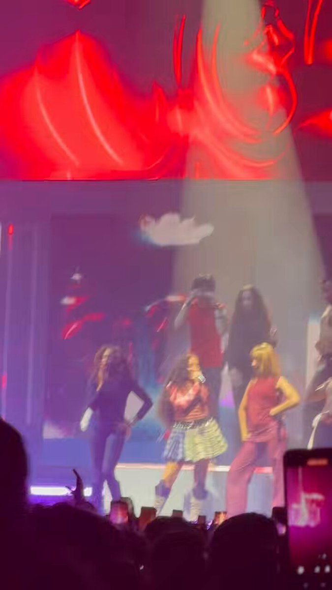 MAIORAIS! 💗 PinkPanthress e JADE juntas em show em Londres cantando “TONIGHT”.