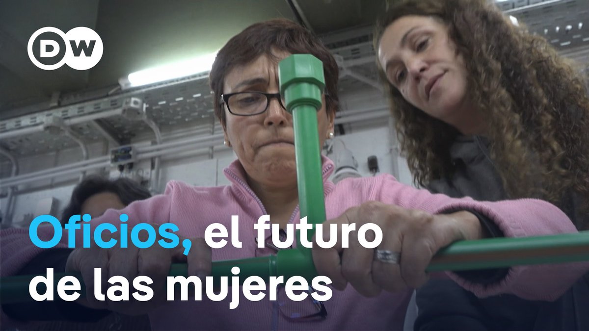 Mujeres en oficios "masculinos" libres de IA En Argentina, una universidad brinda cursos gratuitos a mujeres para que se formen en oficios como la plomería y la electricidad, típicamente masculinos y a prueba de robots.