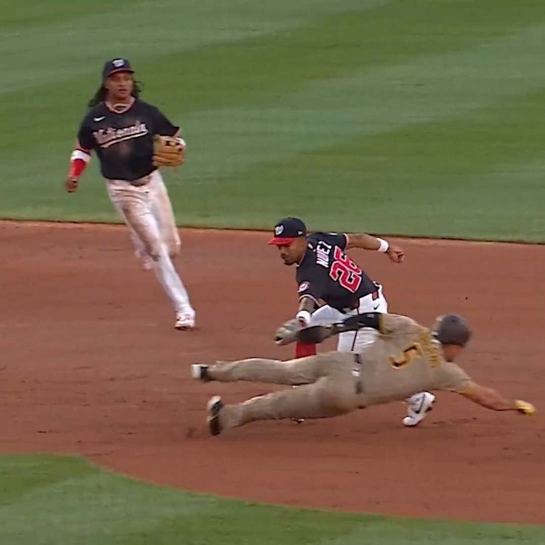Nasim Nuñez turns an impressive double play 👏