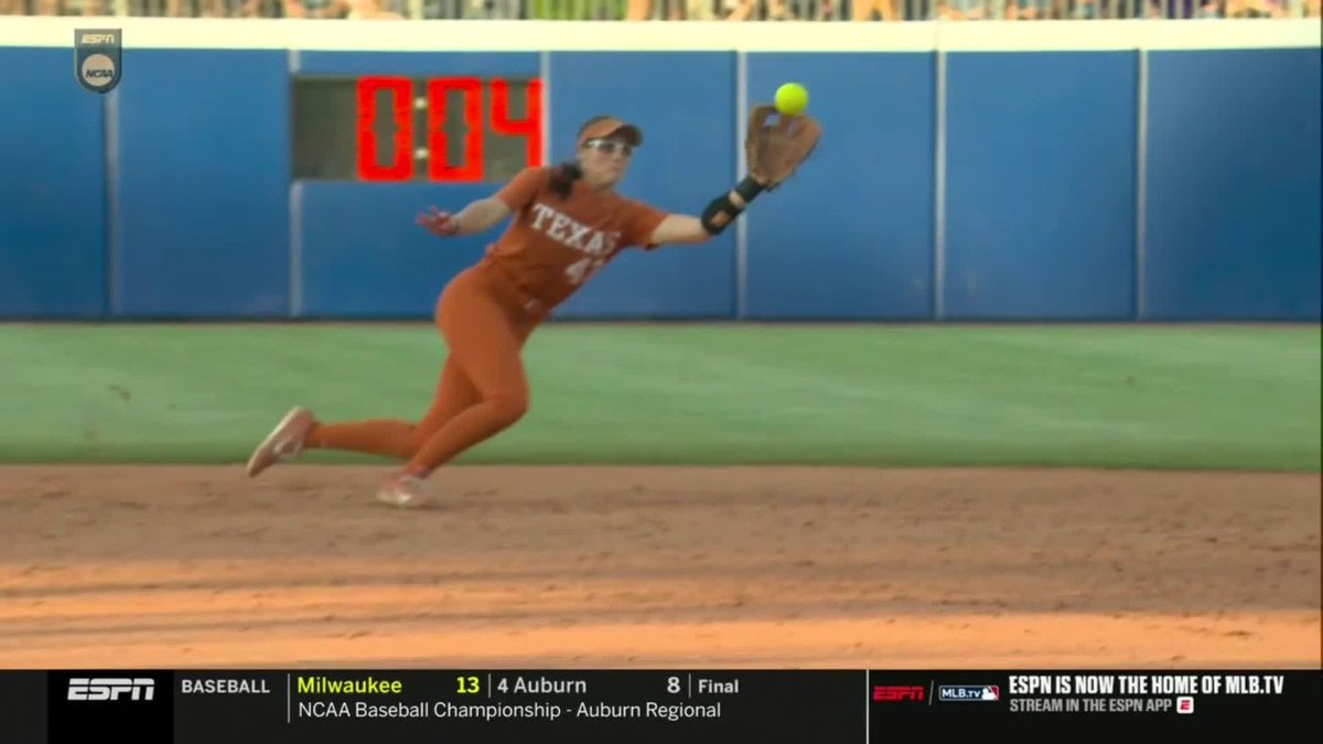 WHAT A STOP, LEIGHANN 👏 #WCWS #SCTop10 x 🎥 ESPN / Texas Softball