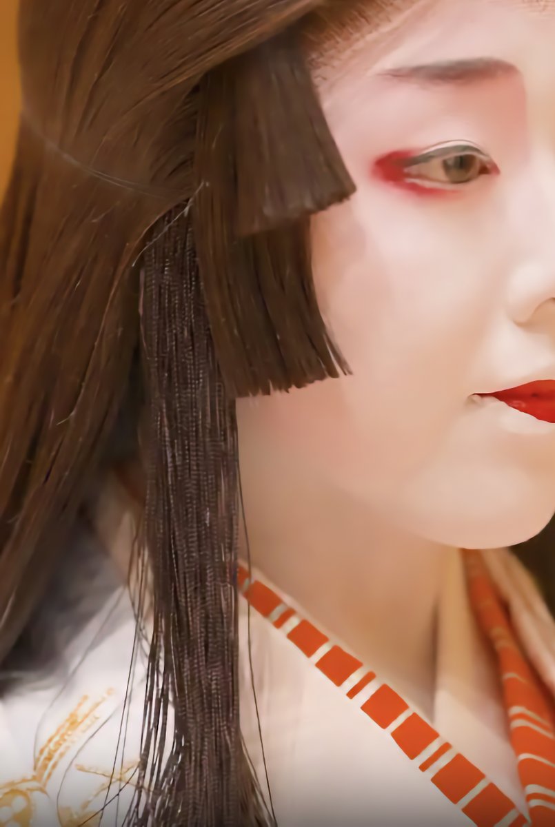 El Nihon Buyo es la danza clásica tradicional de Japón. Surgió en el siglo XVII a partir de las representaciones de teatro Kabuki y Noh. Esta disciplina combina música, expresión teatral y el uso magistral del abanico para narrar historias