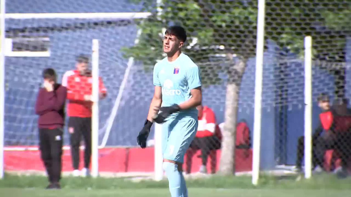 🧤🇦🇷 SCALONI LLEVA UN ARQUERO... ¡QUE HACE GOLES! Máximo Leguizamón, jugador de Tigre que fue citado como Sparring para la Copa del Mundo, marcó este golazo de arco a arco contra Estudiantes en 2024 jugando para la Cuarta División. 🏆 #ESPNMundial