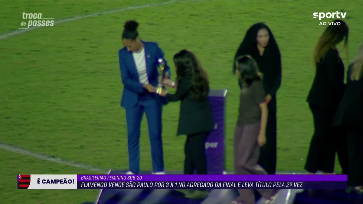 A ENTREGA DA TAÇA! 🏆 Jogadoras do Flamengo fazem a festa com a entrega da taça de campeão brasileiro feminino sub-20. #Futebol #BrasileirãofemininoSub20 #Flamengo