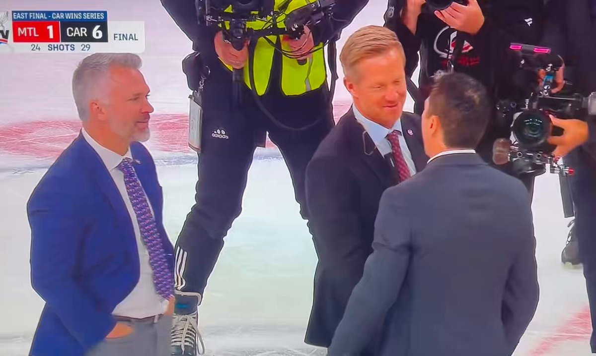 Love the handshake line in hockey. Two classy NHL coaches.