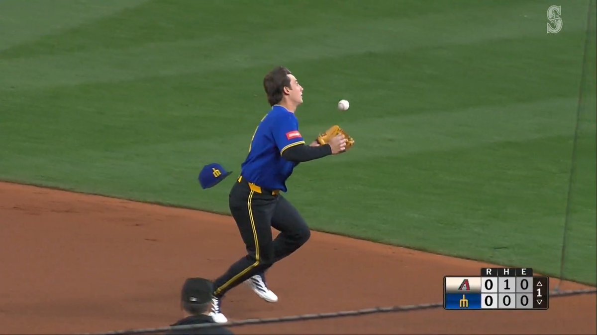 Cole Young lost his cap but gained something better: a double play 😮