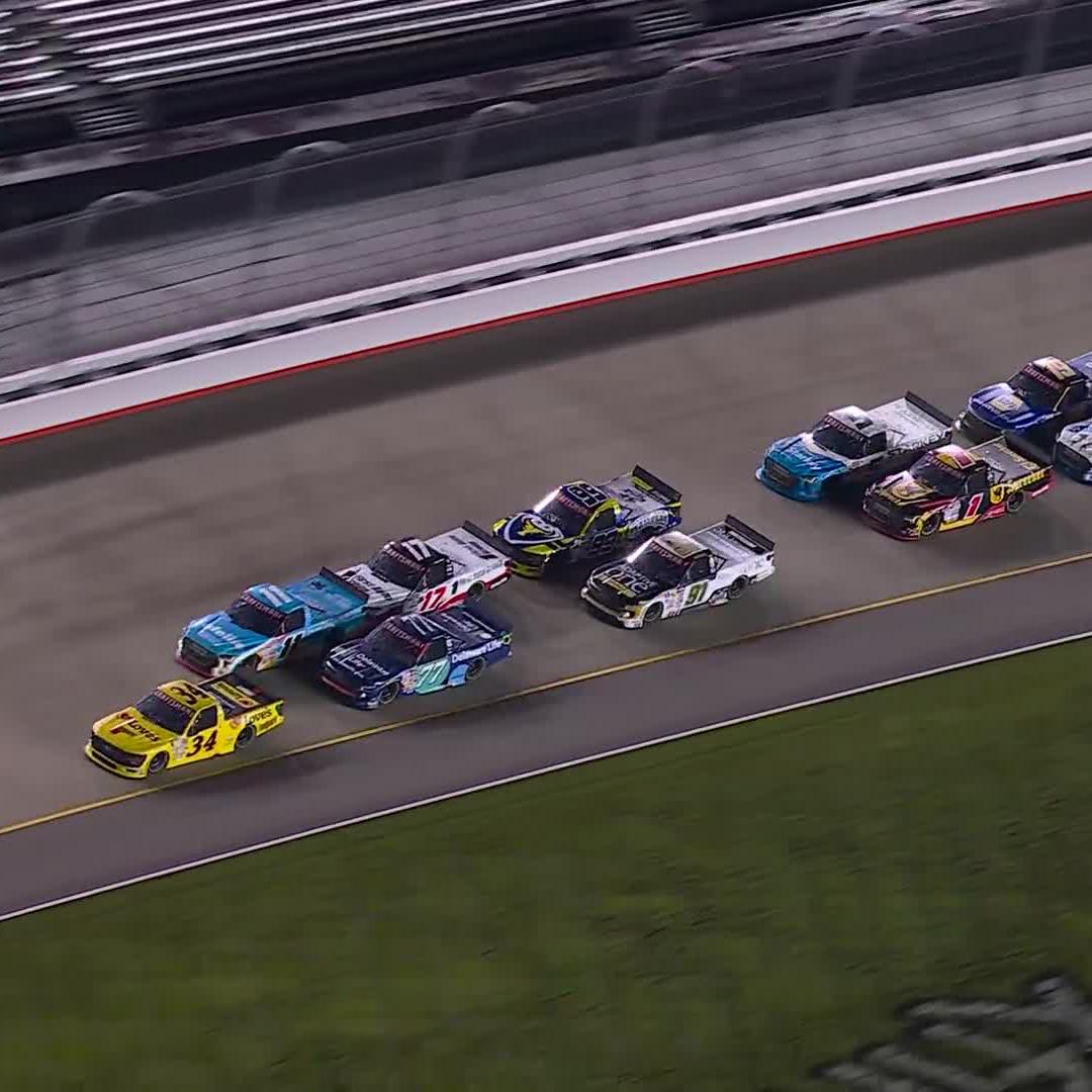 Let the show begin! 🎸 The green flag is out at Nashville Superspeedway, live on FS1.