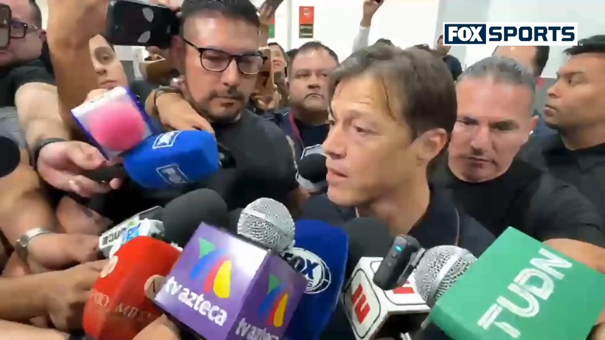 Increíble que nomás llegando a México lo primero que declare es que Chivas es un equipo más en su carrera, que no les debe nada y que ya está en el pasado. Que lo que una vez dijo sobre que ojalá algún día pueda comprarlo fue un error. Ahí está su ídolo.