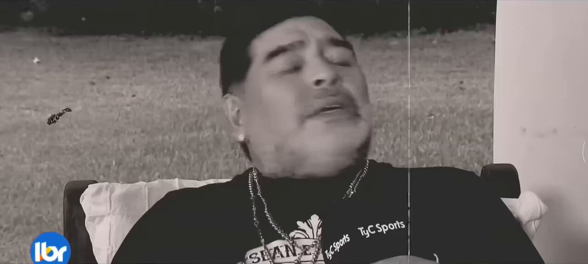 “Qué hijos de puta los japoneses que inventaron el teléfono con cámara, estás viajando 24 horas, con los pelos por acá, con un pastillazo que te das, bajás y dicen ‘mirá lo borracho que está’, ¿cómo no voy a estar así si no dormí en 24 horas?” ✒️ El más grande de todos, MARADONA