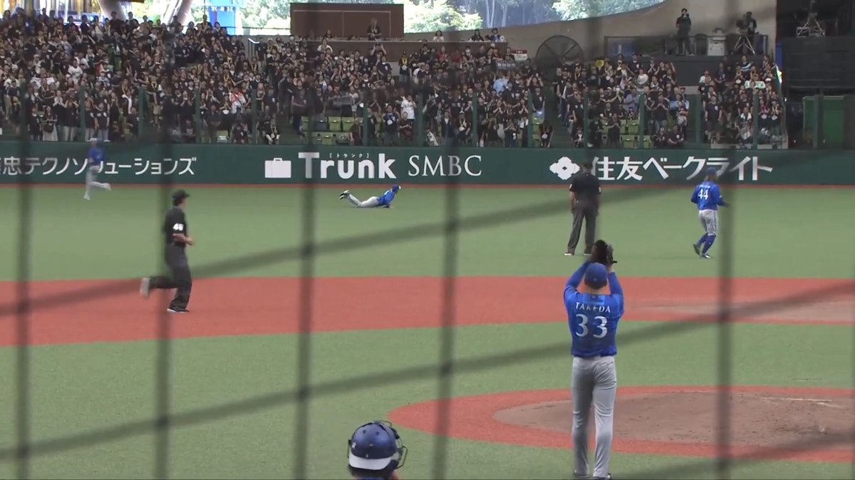 左中間へ落ちそうな当たりに #勝又温史 選手が駆け寄り、最後はダイビングキャッチ!⚡ ガッツあふれるプレーでチームを鼓舞する!💪 2回裏 DB 0 - 1 L #日本生命セ・パ交流戦2026 #ベルーナドーム #baystars