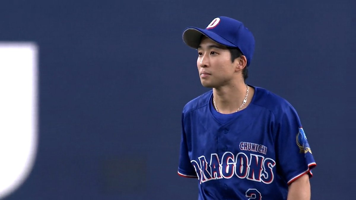 これが #田中幹也 の守備🙌🙌 ファーストミットをかすめる打球に追いつき 1回転しながら一塁へ正確な送球💯 #大野雄大 も田中が捕球できることを信じてベースカバーへ👍 #dragons #ベースボールLIVE で配信中[初月無料]