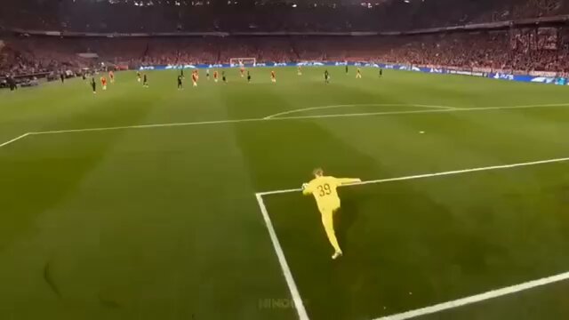 Dlaczego warto w dzisiejszym finale LM pograć rzuty z autu Arsenalu? 🏆 Wszyscy widzieliśmy jak przez ostatni rok czasu PSG rozpoczyna grę od środka bijąc piękną lagę w aut by móc rozpocząć grę od mocnego pressingu ⚽️ Taktyka wchodzi na jeszcze wyższy poziom gdy PSG mierzyło się z Bayernem to sam Safonov został zaangażowany do tej taktyki i każde jego wybicie od bramki było kierowane w stronę linii bocznej na Olise tak aby pressingiem odciąć go od gry przy wznowieniu z autu 😭 Dzisiaj zapowiada się podobne założenie taktyczne i Luis Enrique zapewne poinstruuje swoich piłkarzy aby takowym sposobem odcinać od gry Bukayo Sake 🏴󠁧󠁢󠁥󠁮󠁧󠁿 Dawka statystyk z ostatniego półfinału; grając dwukrotnie przeciwko Bayernowi zmusili ich do wykonania aż 25 rzutów z autu w każdym ze spotkań 🚨 Jak wyglądają kursy na to spotkanie z bukmachera Superbet? Arsenal powyżej 14.5 rzutów z autu 1.46 📊 Arsenal powyżej 15.5 rzutów z autu 1.71 📊 Arsenal powyżej 16.5 rzutów z autu 2.05 📊