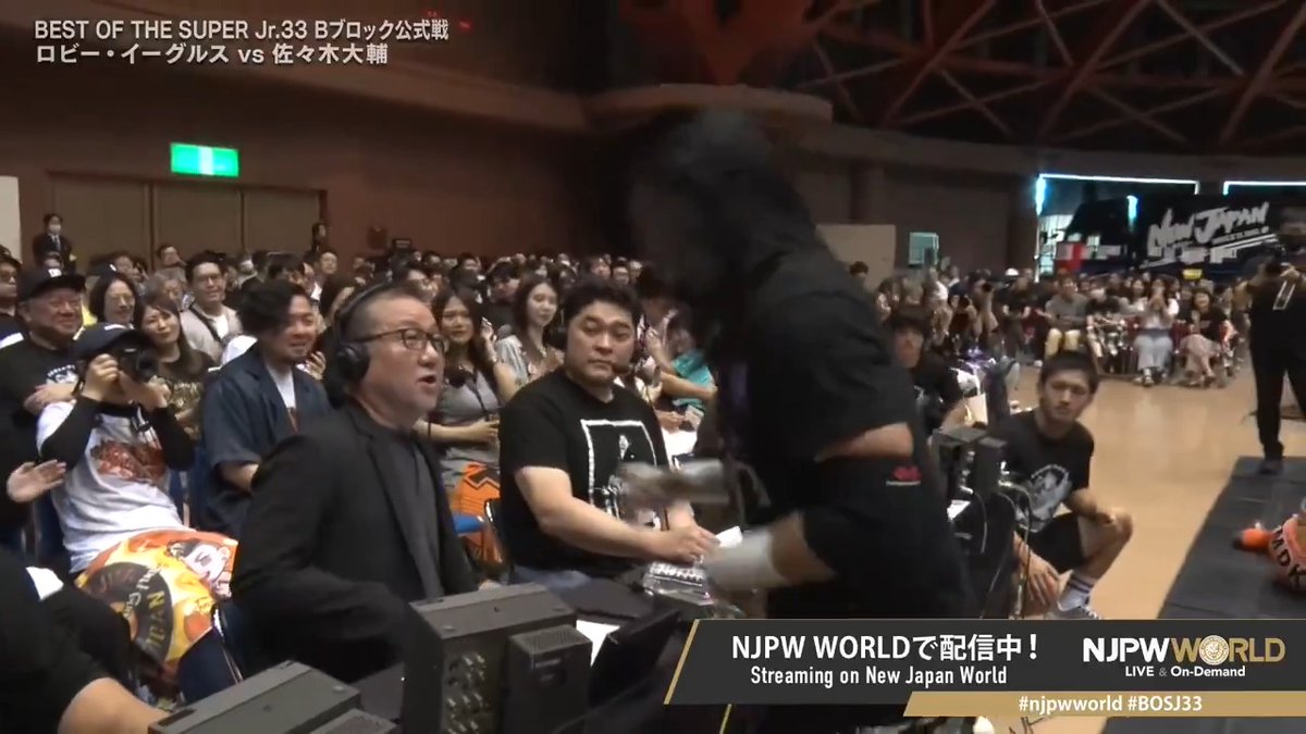 新日本プロレス『セキチュー Presents BEST OF THE SUPER Jr.33』高岡テクノドーム大会にて佐々木大輔の公式戦第7戦、ロビー・イーグルスと激突！ 佐々木が村田アナから受け取ったイスでロビーを襲う！ 🔽NJPW WORLDで生配信中！ #BOSJ33 #ddtpro