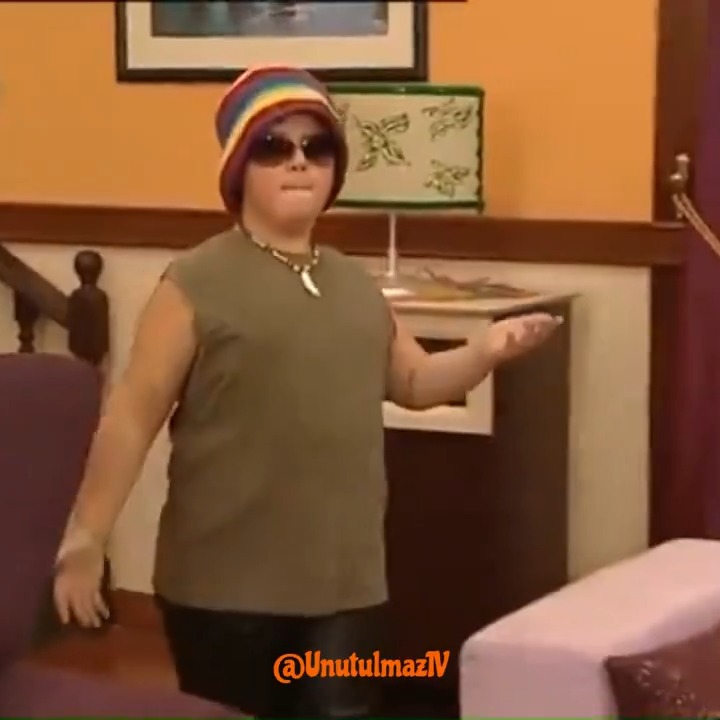 Sihirli Annem’de, Cem’in Mustafa Sandal kılığına girip dans ettiği bölümde Cem’e tayt giydirmişler. Cem bu nedenle ağlamış. Yönetmenin de ağladığı belli olmasın diye ona güneş gözlüğü taktırdığını bilmeseniz de olur...
