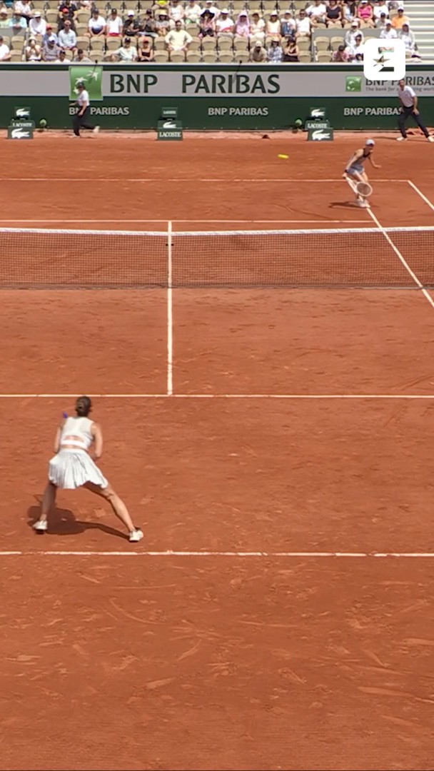 Che furbata di Marta Kostyuk Servizio da sotto a tradimento per la 23enne ucraina che poi ha vinto al terzo turno contro Viktorija Golubic 🎾 #Tennis #RolandGarros