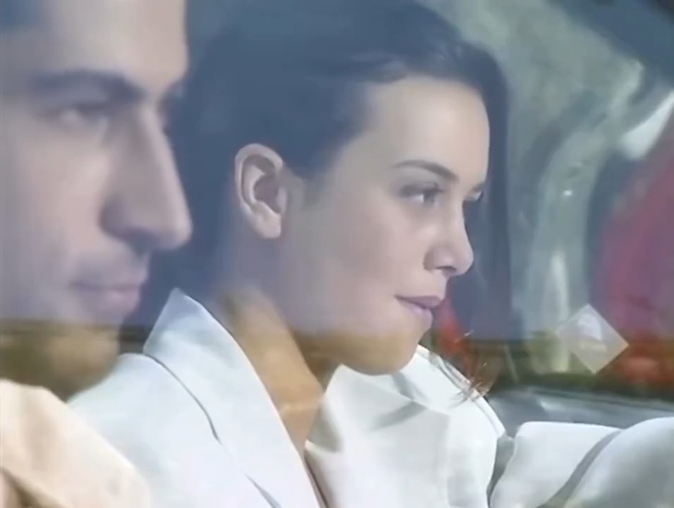 Bir zamanlar aşkların yaşanma biçimi; edep, haya, dürüstlük, saygı ve mahcubiyet içerirdi... Videoyu izleyince 90'ların o havasını iliklerinize kadar hissediyorsunuz